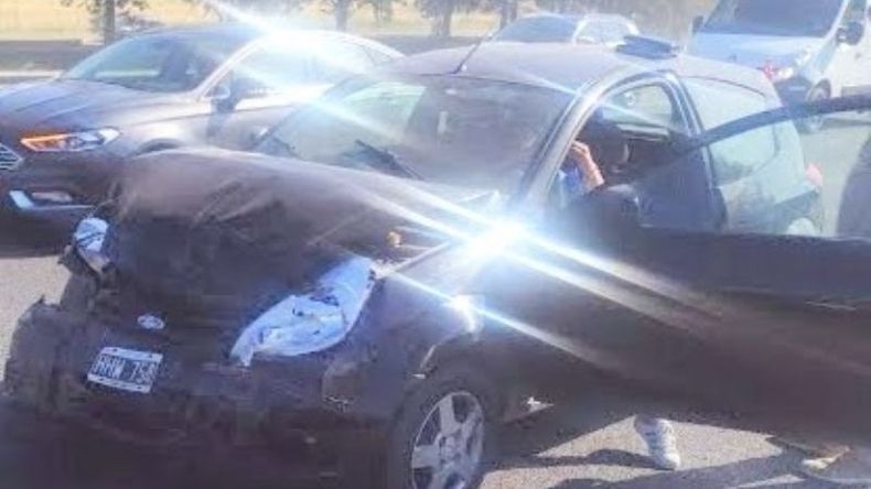 El Ford Ka impactó en la parte trasera de una camioneta Renault. Foto @juancaimpacto.