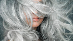 ¿Adiós a las canas? Descubre su origen y un tratamiento