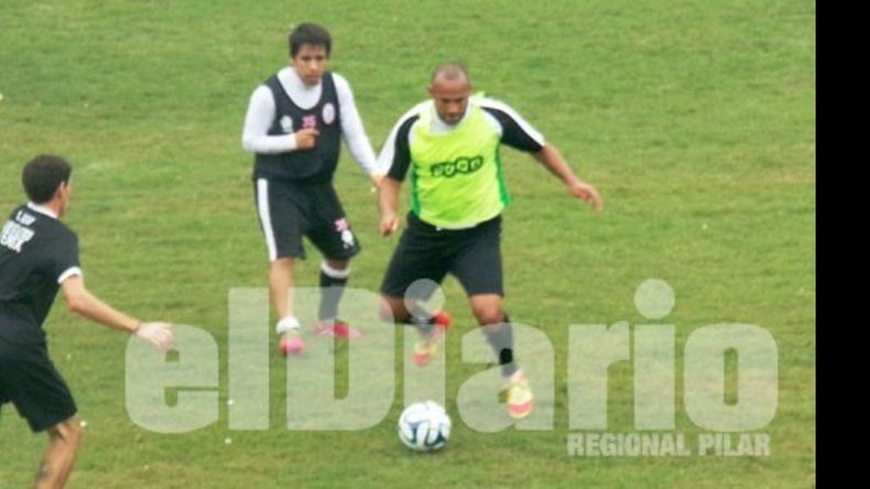 Puch y Marcos presionan a Cóceres; el plantel hizo fútbol ayer en el estadio..