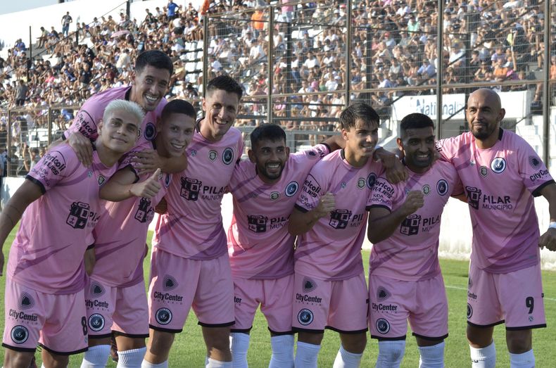 OCHO PARA TRIUNFAR. Smith, Crocco, Gómez, Otermín, Ríos, Martin, Monge y Riquelme en el festejo de un gol.
