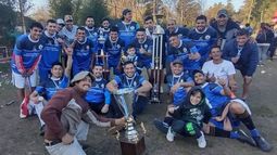 CAMPEONES. Los jugadores de San Jorge posan con el trofeo tras la consagración..
