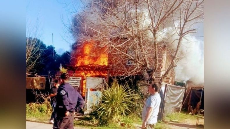 Las llamas devoraron la planta baja de la vivienda. Foto @juancaimpacto.