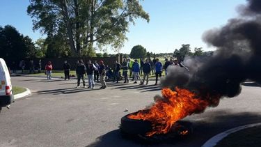 HUMO Y FUEGO. La protesta, ayer, en el kilómetro 60..