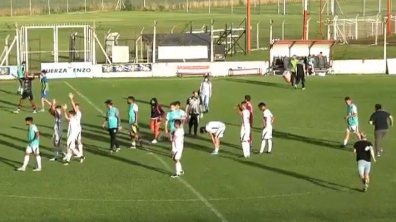 APLAUSOS. El reconocimiento de los jugadores al final del partido..