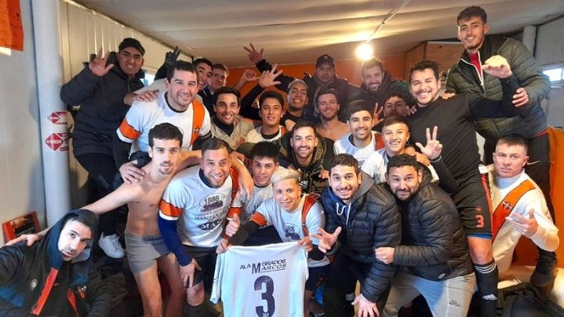 FESTEJO. Los jugadores de Manzanares son pura felicidad en el vestuario..