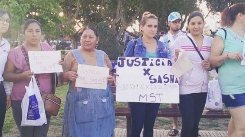 JUSTICIA POR SASHA. El pedido de un grupo de personas en la plaza de Pilar. .