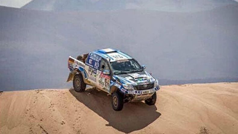 AÑO 2017. La Hilux de Naivirt trepando las dunas en el Dakar de Argentina. .