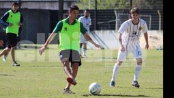 PELOTA. Paiber es una de las variantes que ingresaría en el mediocampo..