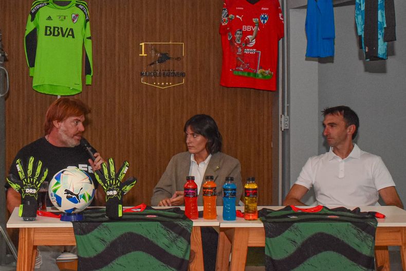 BIENVENIDA Facundo Alfaro y Marcelo Barovero durante la presentacin de la Academia