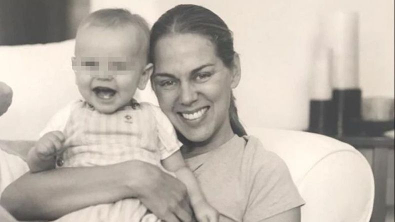 Andrea Cattarossi junto al menor de sus hijos (foto familia Cattarossi / La Nación)..