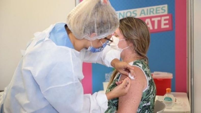 Los mayores de 45 podrán presentarse en los vacunatorios solo exhibiendo su DNI..