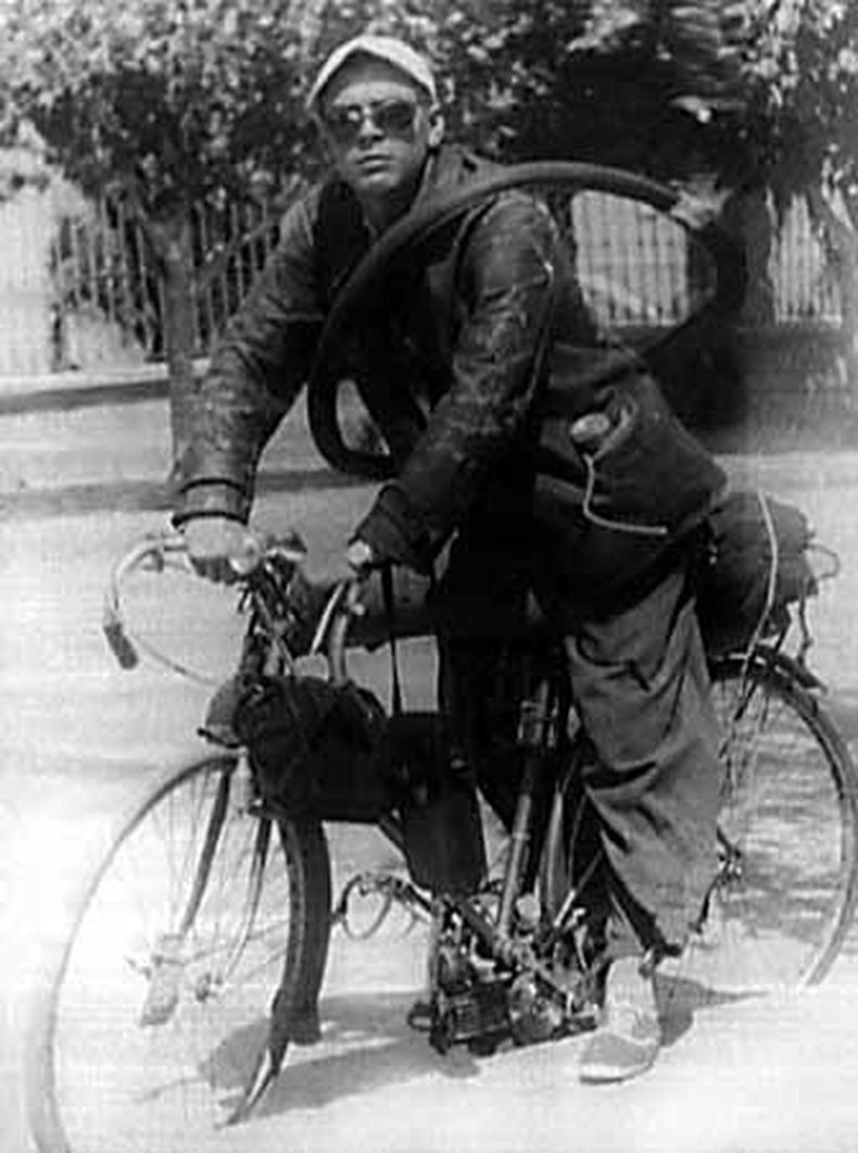 VIAJE INICIÁTICO. El Che en la bici con motor con la que llegó a Pilar y recorrió 12 provincias.