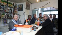 Tito Lucas y sus clásicas cañas con ruda de cada año..