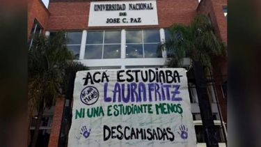NI UNA ESTUDIANTE MENOS. La bandera, en el ingreso a la Universidad de José C. Paz. .
