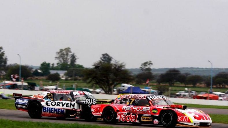 Mano a mano. Rossi intenta el sobrepaso, Werner se defiende. Lucha por la final y el campeonato. .