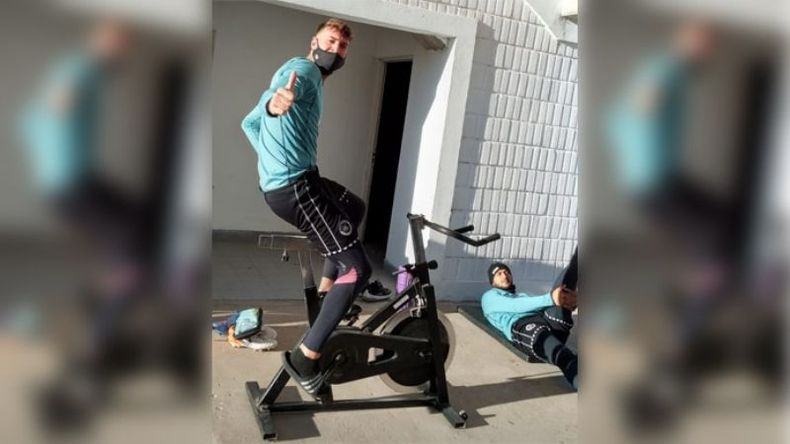 EN BICI. Sultani y Lucas Ríos hacen complementos en el estadio..