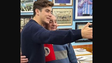 Franco Colapinto con Manolo Diz, dueño de El Cuartito.