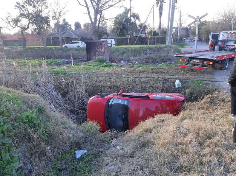 El conductor del auto embestido por el tren Belgrano Norte en Villa Rosa result&oacute; ileso.