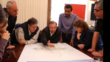 MAPA. Zúccaro, junto a los ministros Collia y Aparicio, ayer en el Municipio..