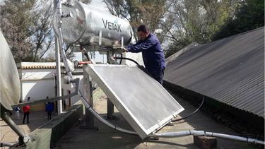 SUSTENTABLE. El primer colector solar, ya instalado en el techo de la escuela Nº8 de Pilar..