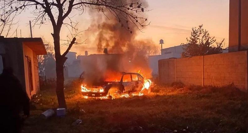 El auto incendiado en el patio de una vivienda de Del Viso.