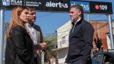 LECTOR DE PATENTE. Soledad Peralta, Federico Kruse y Federico Achával, en el pórtico de Guido y Panamericana.