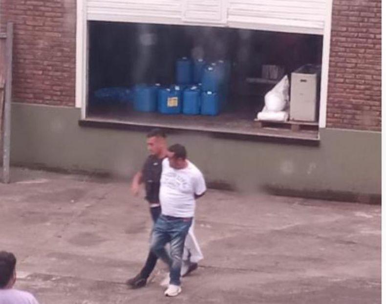ESPOSADO. Momento en que la policía se lleva al jefe de personal Amancay.