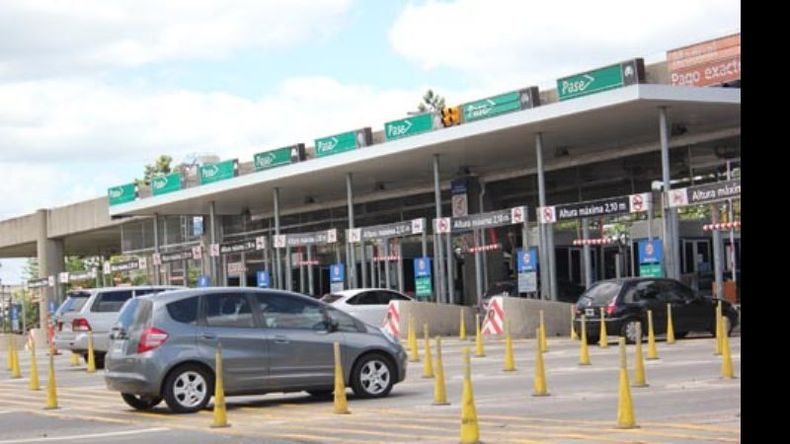 BARRERAZO. Habrá de desembolsar $ 60 para un ida y vuelta..