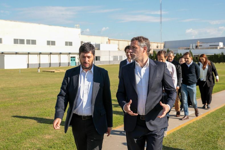 RECORRIDA. Achával visitó la planta que genera más de 300 empleos en Pilar.