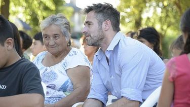 PEGÓ DURO. Achával dialoga con vecinos y cuestiona fuerte a Ducoté..