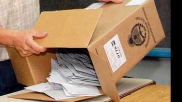 URNAS. Los votos de Pilar, a la espera de que se sepa el resultado..