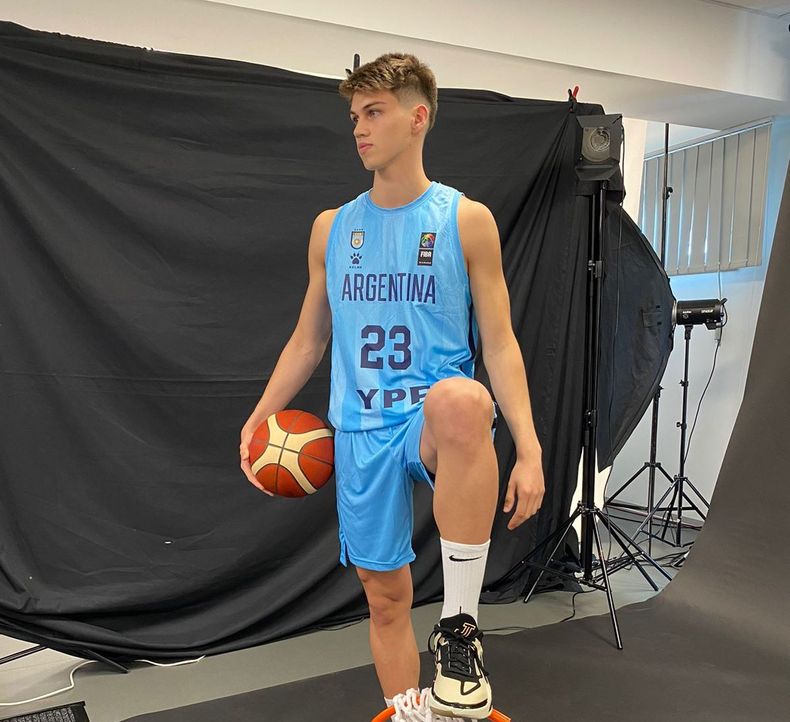 Lucas Giovannetti en la sesión oficial de fotos de FIBA para el Mundial U19.