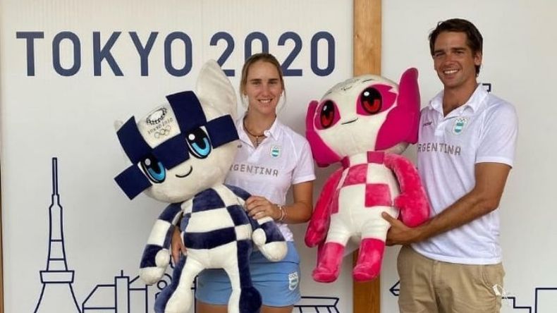 Maggie junto a su hermano Santiago y las mascotas de Tokio 2020..