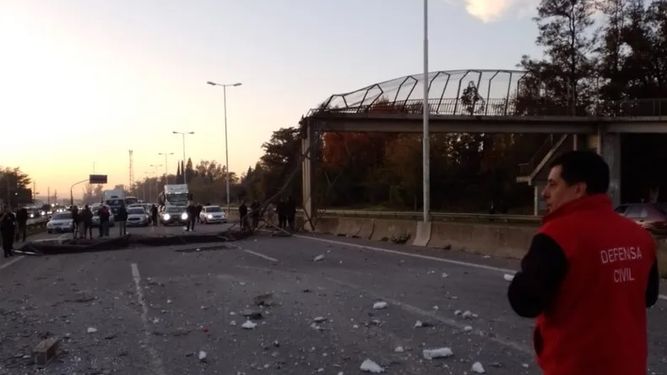 ACCIDENTE. El lunes, un camión derrumbó un puente en la autovía Pilar Pergamino. &nbsp;