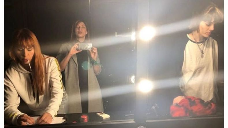 Tres mujeres. La cantante pilarense An Espil (derecha) despidió su LP “Mentiras” este fin de semana el Lucille, escenario porteño, mientras prepara su próximo material. En la foto, la artista compartiendo camarín con Valentina Cooke y la actriz Romina Gaetani..