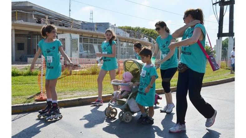 A correr con el bebé. El Maratón del Parque Industrial fue bien familiero. Sino basta mirar la foto en el que la mamá con sus hijos, incluido el carrito con el bebé, se animaron a completar los 3.000 metros..