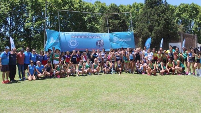 UNIDOS. Todos los equipos posan juntos tras finalizar la fase de grupos..