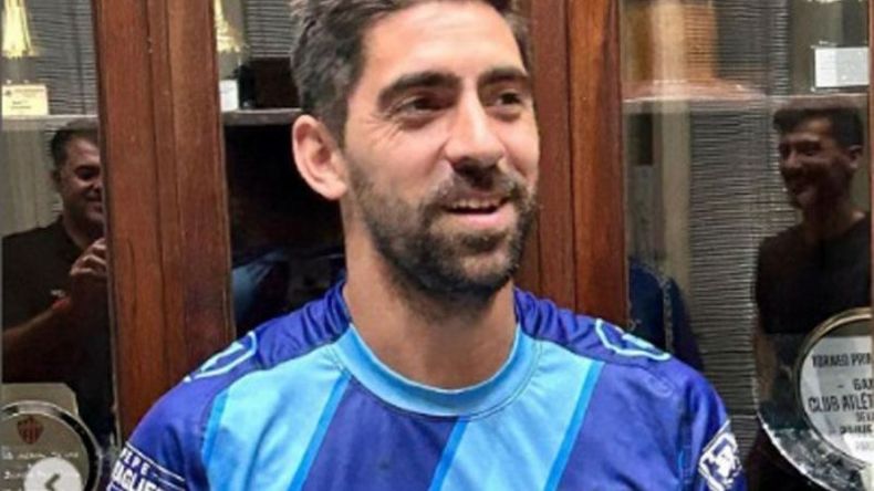 CAMISETA. Gastón Díaz ya se puso la de San Telmo..