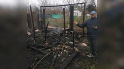 AYUDA. Alan junto a las cenizas de lo que era su hogar, necesita la ayuda de todos..