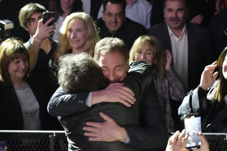 ABRAZO. Javier Milei quiere que Diego Santilli encabece la boleta bonaerense.