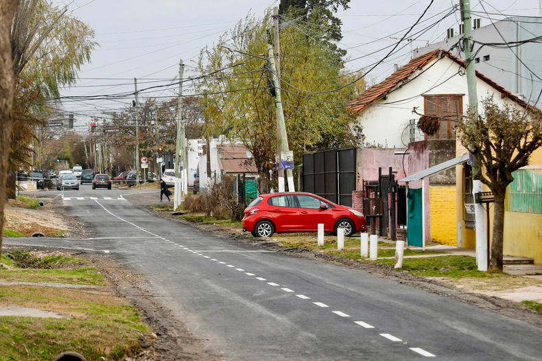 El nuevo asfalto le cambió la cara al barrio.