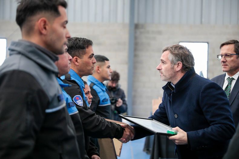 SALUDO. Achával acompañó a los nuevos agentes de seguridad y los ingresantes al curso.