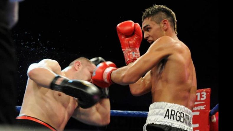 (Condors Argentina). Peralta encontró su mejor rendimiento en el 5º round, para derrotar por puntos a Sep..