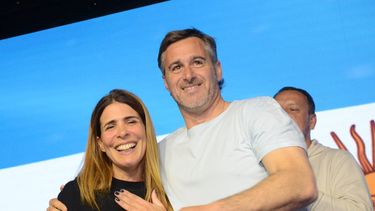 Achával y Soledad Peralta, celebrando el triunfo ante los militantes.&nbsp;
