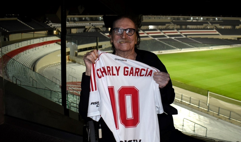 Charly García se llevó la diez y cenó en el Monumental.  (Instagram @riverplate)..png