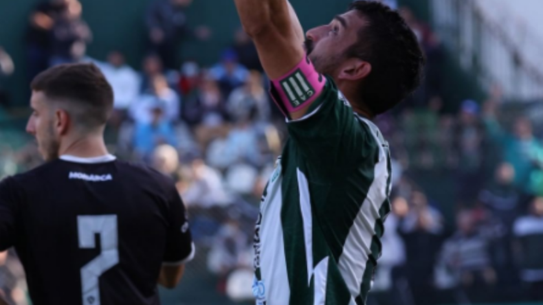 DOLOR. Diego Crego (7) sufre el golazo de Monasterio. (Prensa CA Excursionistas)..