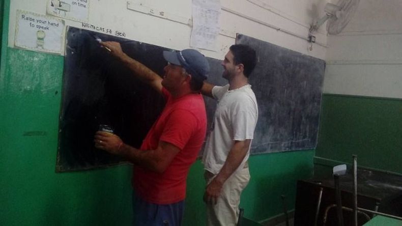 Trabajo de voluntarios en la Escuela Nº23 de Astolfi. Foto Oscar Escurra..