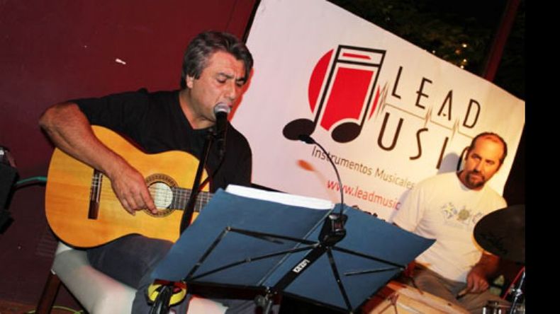 De estreno. El guitarrista pilarense Héctor Bacci presentó Mestizo, su nuevo proyecto musical. Fue en Capilla del Señor, donde lo acompañaron Alejandro Calvera (bajo) y Gustavo Zuccoti (percusión). Hubo folclore, flamenco, tango y algo de candombe con varios músicos invitados. A fines de mayo el espectáculo estará en Pilar..