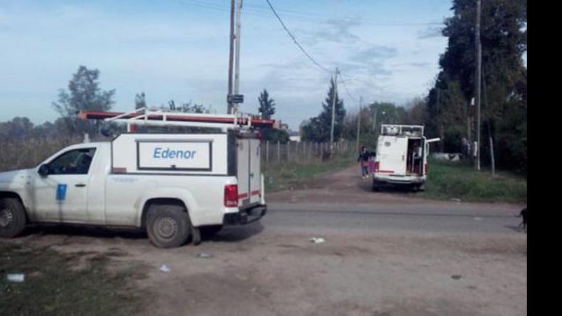 REPARANDO. Una cuadrilla de Edenor, ayer en Villa Rosa..