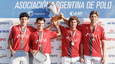 BICAMPEÓN. La Irenita levanta la Copa Pilar que logró por segunda vez.